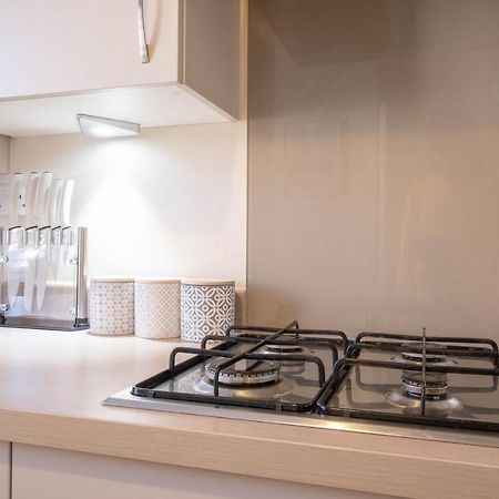 Beautiful And Comfortable Home Away From Home With Free Parking, Fast Wifi And White Crisp Hotel Standard Linen Hosted By Our Home Short Stays Northampton Exterior foto