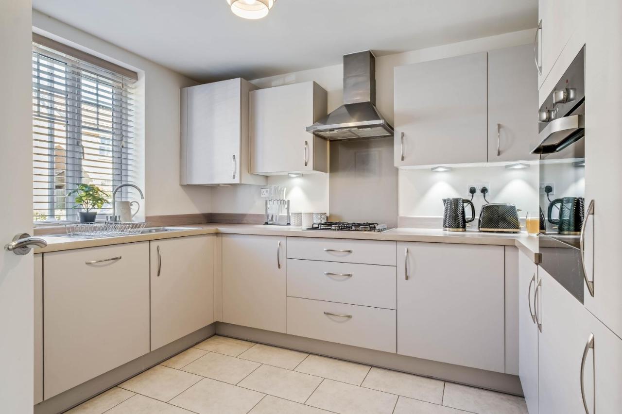 Beautiful And Comfortable Home Away From Home With Free Parking, Fast Wifi And White Crisp Hotel Standard Linen Hosted By Our Home Short Stays Northampton Exterior foto