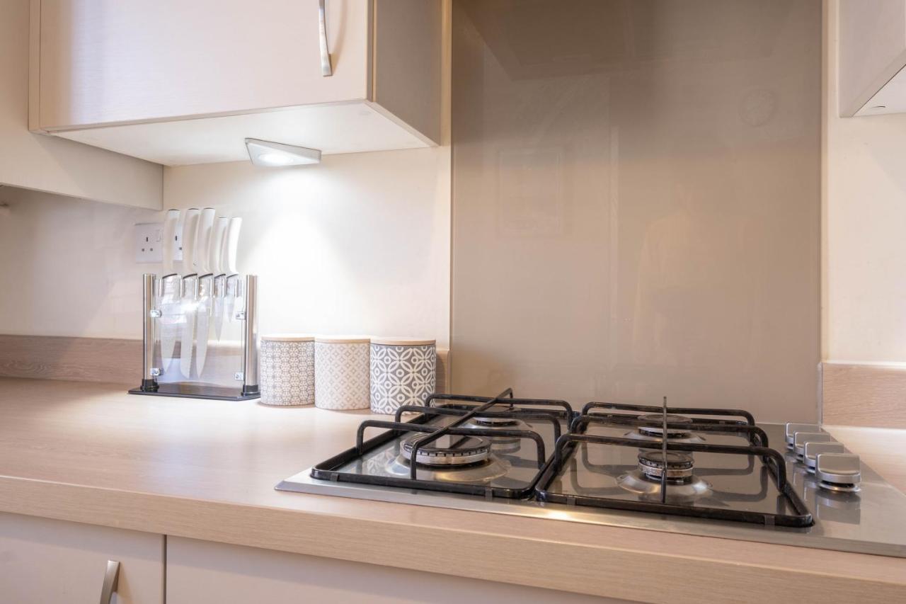 Beautiful And Comfortable Home Away From Home With Free Parking, Fast Wifi And White Crisp Hotel Standard Linen Hosted By Our Home Short Stays Northampton Exterior foto