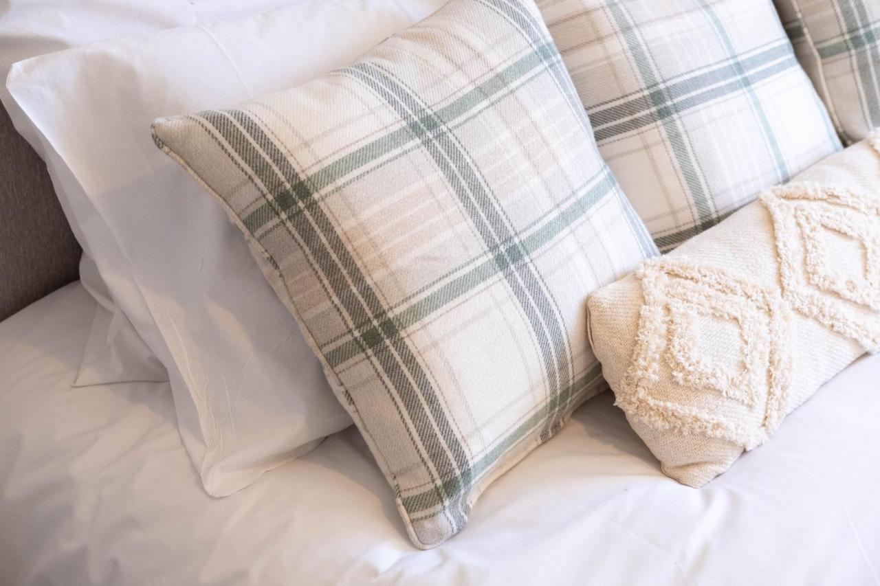 Beautiful And Comfortable Home Away From Home With Free Parking, Fast Wifi And White Crisp Hotel Standard Linen Hosted By Our Home Short Stays Northampton Exterior foto